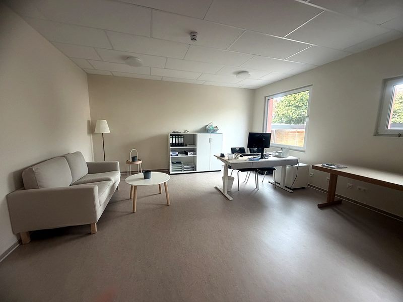 Büroraum mit Sofa und Schreibtisch